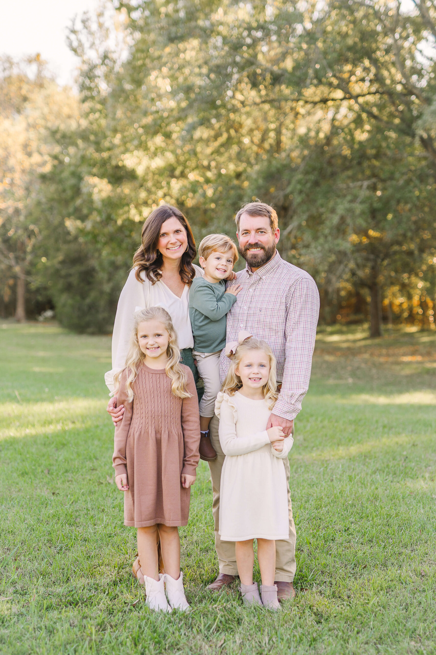 A family of 5 posing for a picture, Family enjoying a mini session guide in Jackson, MS