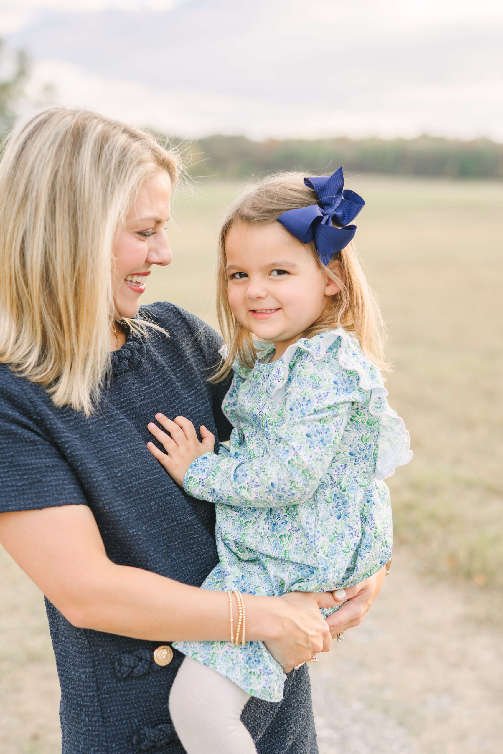 family portrait styling tips example photo session with kids laughing